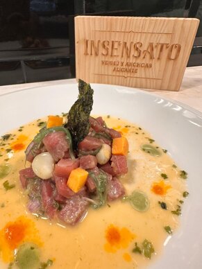 tartar de atún con “brebaje” insensato.jpeg